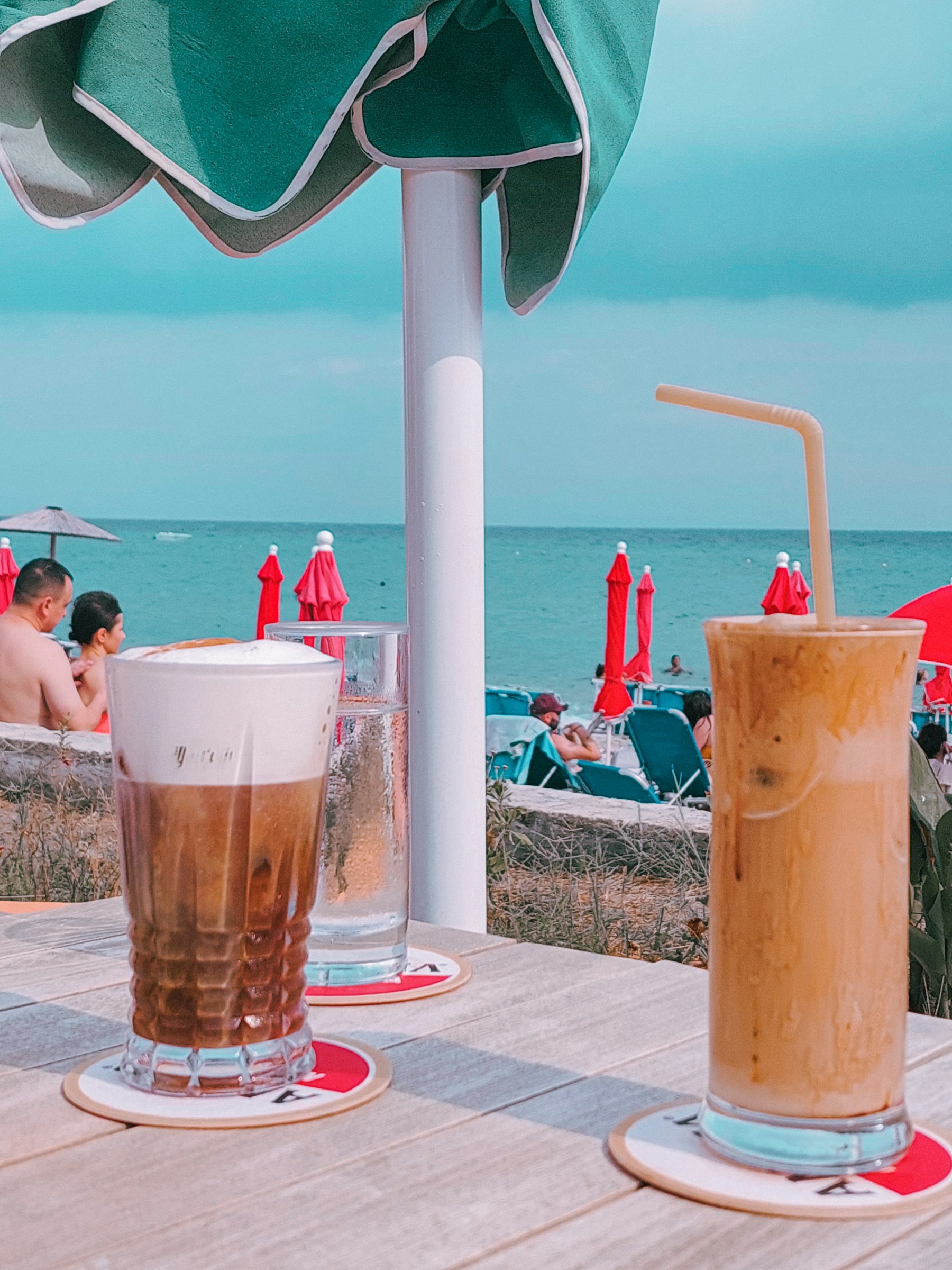Your frappé order, decoded: what “glykó me gála” says about you